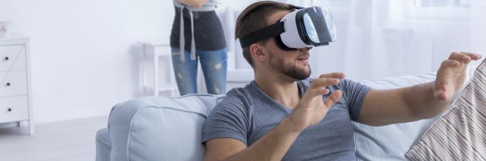 mężczyzna testuje okulary VR
